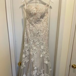 Oleg Cassini wedding gown size 4 mermaid